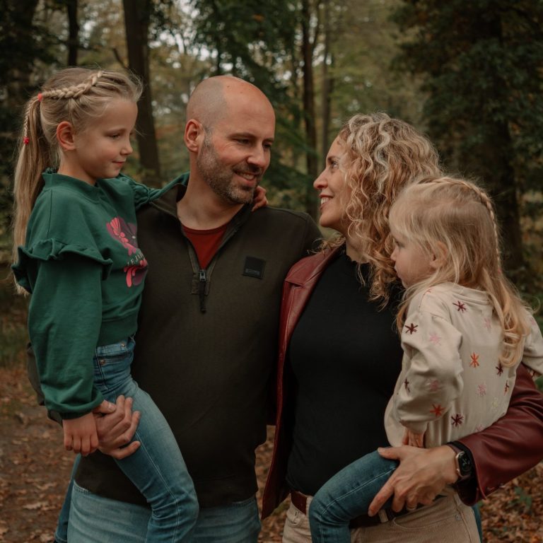 Genieten van elkaar tijdens een familiefotoshoot in het bos.